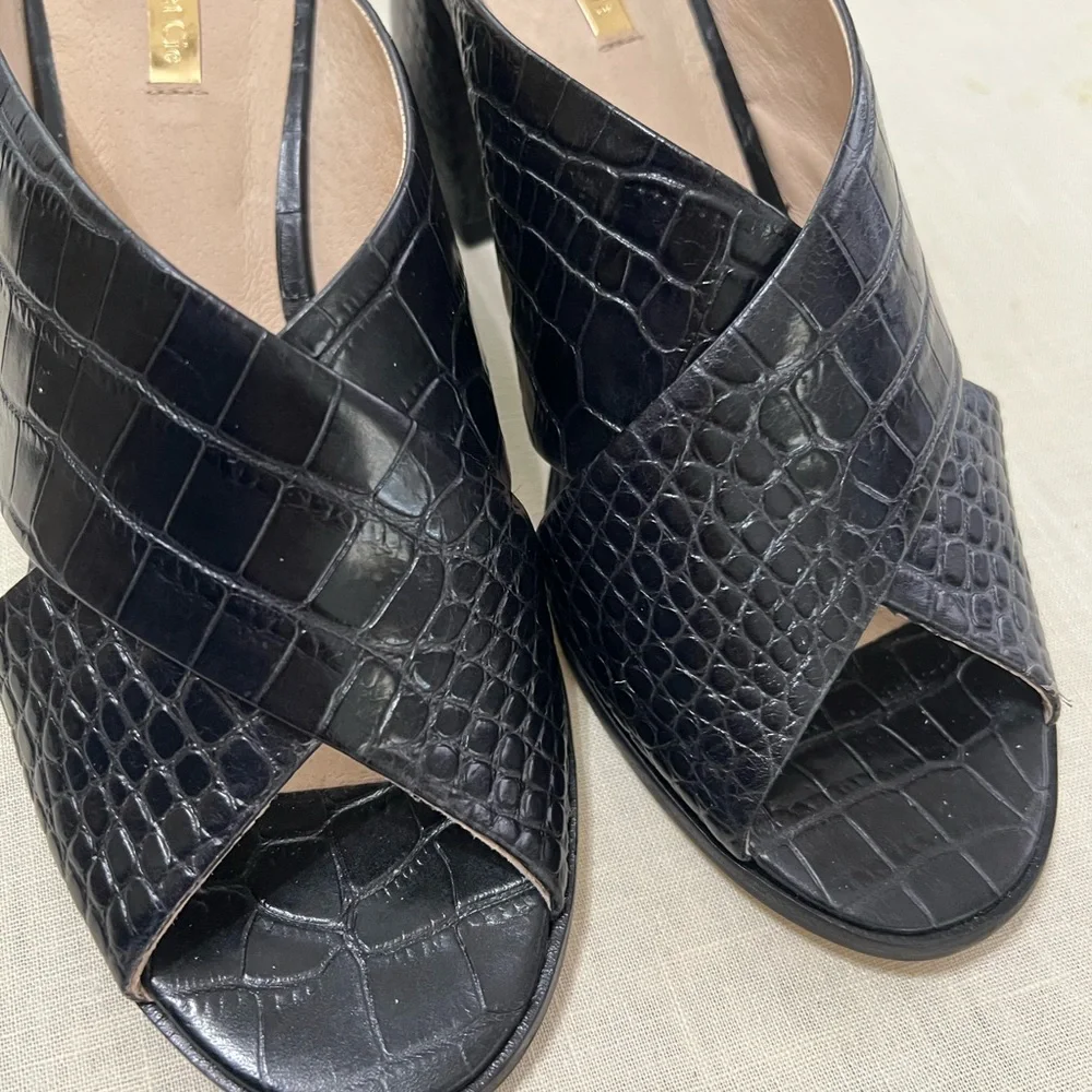 Black Textured Heels with Crocodile Pattern - Picture 3 of 6
